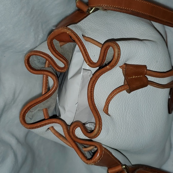 Dooney&BourkeVintageAWL White&Tan DrawstringBucketBag. TasselStyleDrawstring.EUC - Picture 10 of 16